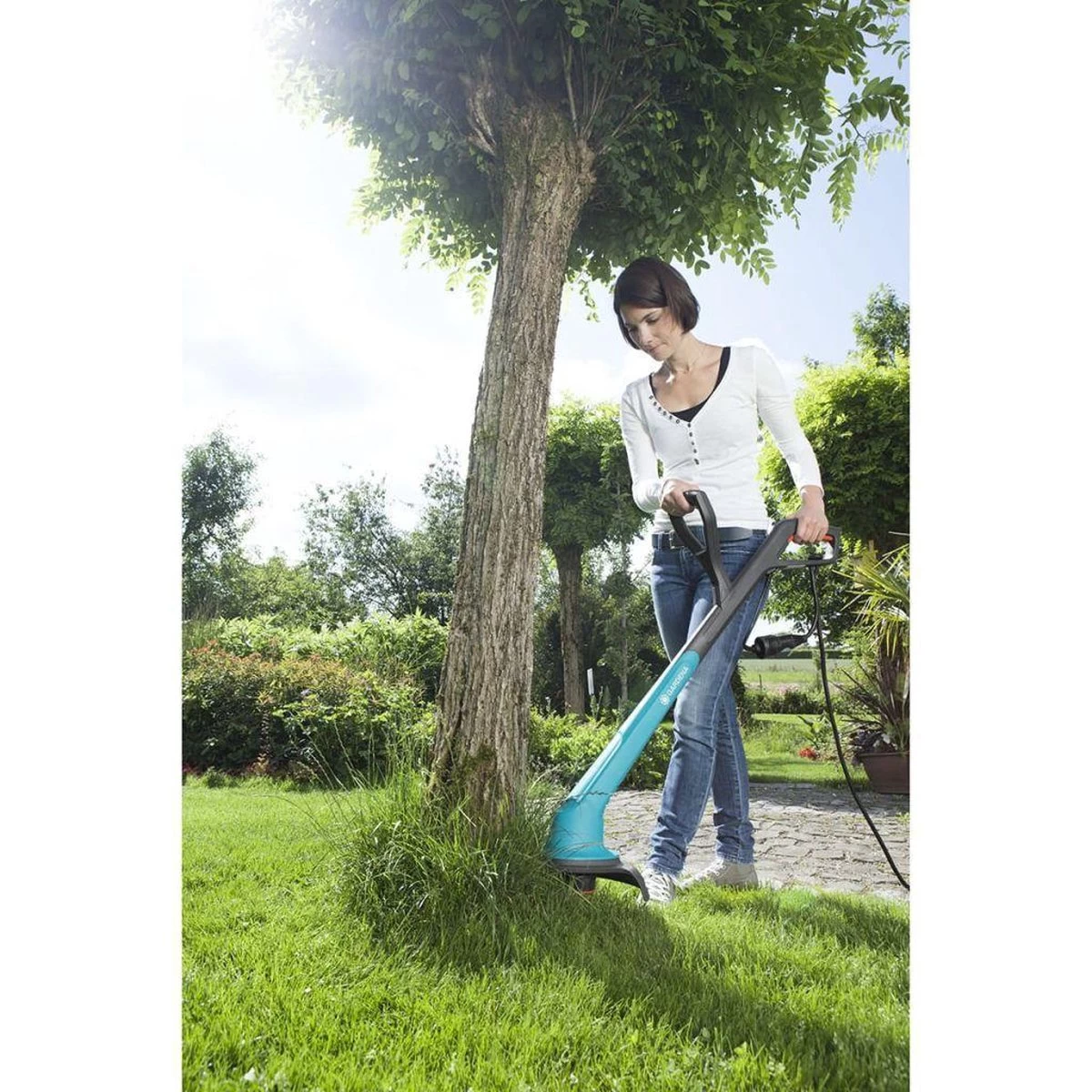 GARDENA - SmallCut Trimmer 300/23 - Grastrimmer (gemotoriseerd) - 300W - Maaibreedte 23 Cm 7 GARDENA - SmallCut Trimmer 300/23 - Grastrimmer (gemotoriseerd) - 300W - Maaibreedte 23 Cm - Afbeelding 5