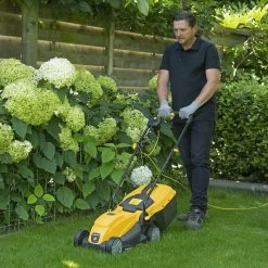 Powerplus POWXG6212T Elektrische Grasmaaier - Grasmachine Voor Kleine En Middelgrote Tuin - 1300W - Maaibreedte 320mm - Verstelbare Maaihoogte - 30L Opvangbak - Incl. Grastrimmer 250W 13 Powerplus POWXG6212T Elektrische Grasmaaier - Grasmachine Voor Kleine En Middelgrote Tuin - 1300W - Maaibreedte 320mm - Verstelbare Maaihoogte - 30L Opvangbak - Incl. Grastrimmer 250W -Tuin Aanleg 1200x1200 1333