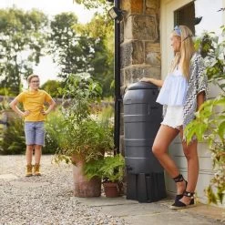 Harcostar Rainsaver Regenton 100 Liter Antraciet Met Vulautomaat En 3 Delige Voet -Tuin Aanleg 1200x1200 2121