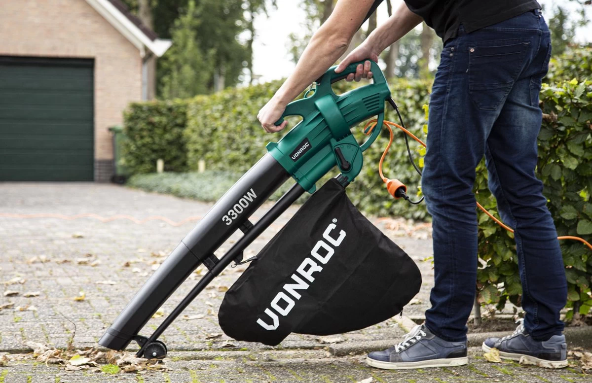VONROC 3-in-1 Bladblazer – 3300W – Blazen, Zuigen & Versnipperen – 270km/h – Incl. 40L Opvangzak 8 VONROC 3-in-1 Bladblazer – 3300W – Blazen, Zuigen & Versnipperen – 270km/h – Incl. 40L Opvangzak - Afbeelding 6