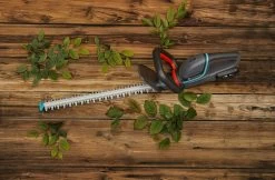 GARDENA - ComfortCut 50/18V-P4A Ready-To-Use Set - Heggenschaar -Tuin Aanleg 1200x789 3