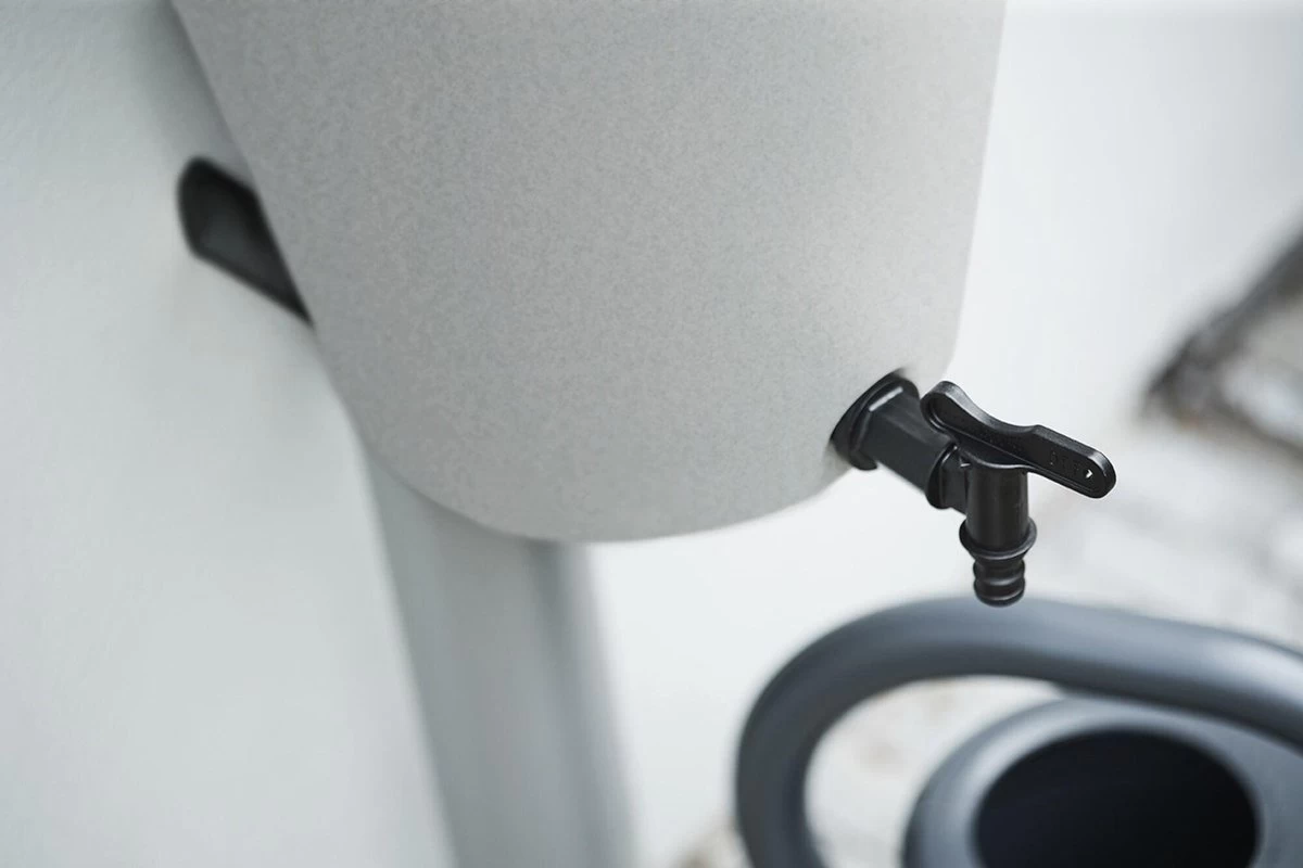 Elho Green Basics Rain Catcher 33 - Regenton Voor Balkonbuiten - Ø 33.5 X H 73.5 Cm - Grijs/Living Concrete 11 Elho Green Basics Rain Catcher 33 - Regenton Voor Balkonbuiten - Ø 33.5 X H 73.5 Cm - Grijs/Living Concrete - Afbeelding 9