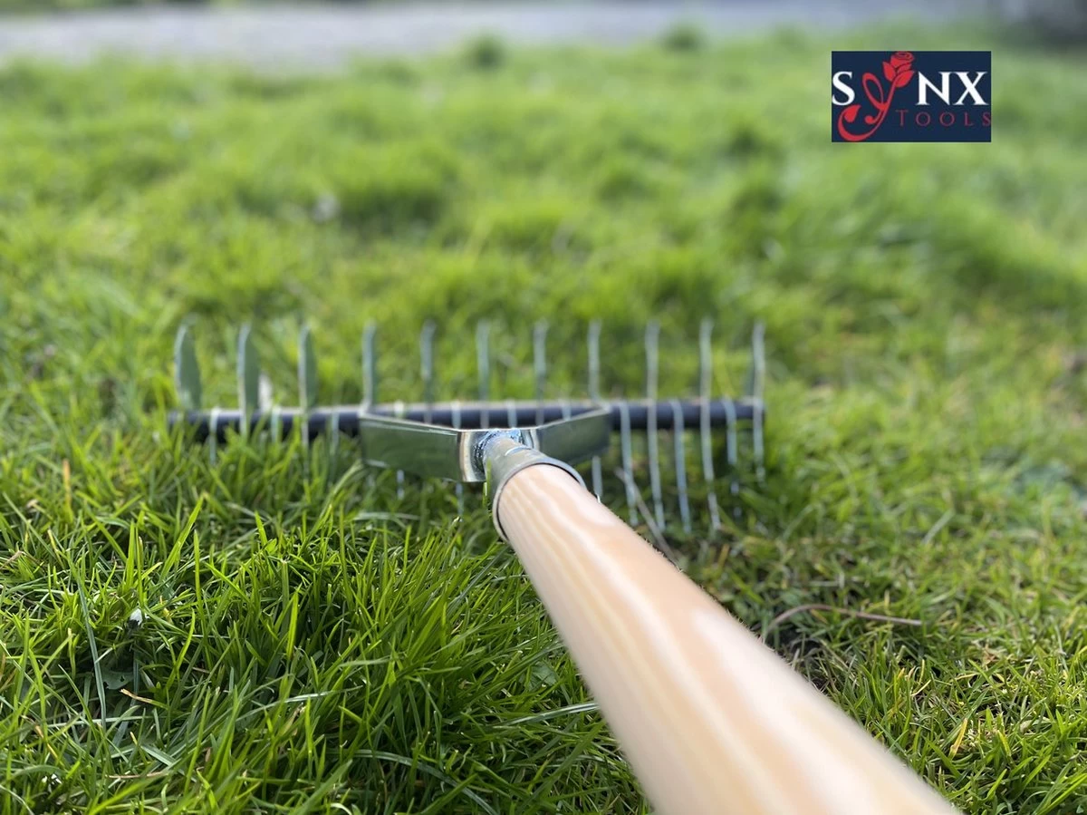 Synx Tools Verticuteerhark Verzinkt - Gazonbeluchters - Verticuteer / Harken - Bodembewerkers - Tuinartikelen / Tuingereedschap - Inclusief Steel 160cm 8 Synx Tools Verticuteerhark Verzinkt - Gazonbeluchters - Verticuteer / Harken - Bodembewerkers - Tuinartikelen / Tuingereedschap - Inclusief Steel 160cm - Afbeelding 6