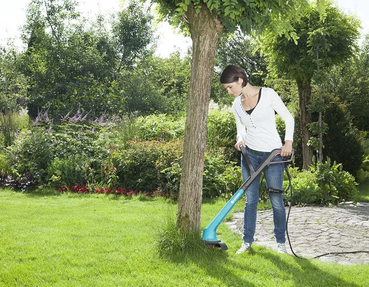 GARDENA - SmallCut Trimmer 300/23 - Grastrimmer (gemotoriseerd) - 300W - Maaibreedte 23 Cm 11 GARDENA - SmallCut Trimmer 300/23 - Grastrimmer (gemotoriseerd) - 300W - Maaibreedte 23 Cm - Afbeelding 9