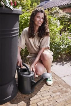 Elho Green Basics Regenton Plus 105 - Regenton Voor Kweken En Oogsten - Ø 58.4 X H 80.4 Cm - Zwart/Living Black 11 Elho Green Basics Regenton Plus 105 - Regenton Voor Kweken En Oogsten - Ø 58.4 X H 80.4 Cm - Zwart/Living Black -Tuin Aanleg 800x1200 134