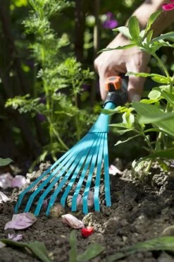 GARDENA Combisystem Bladharkje - Werkbreedte 12 Cm - 25 Jaar Garantie 18 GARDENA Combisystem Bladharkje - Werkbreedte 12 Cm - 25 Jaar Garantie -Tuin Aanleg 800x1200 84